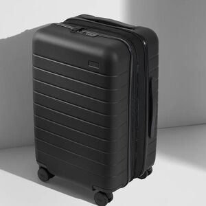 Away Travel The Bigger Carry-On Flex Black